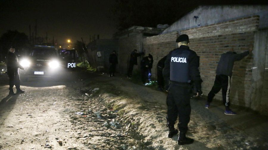 Alte. Brown: en megaoperativo policial detienen a 25 sospechosos y secuestran drogas y armas