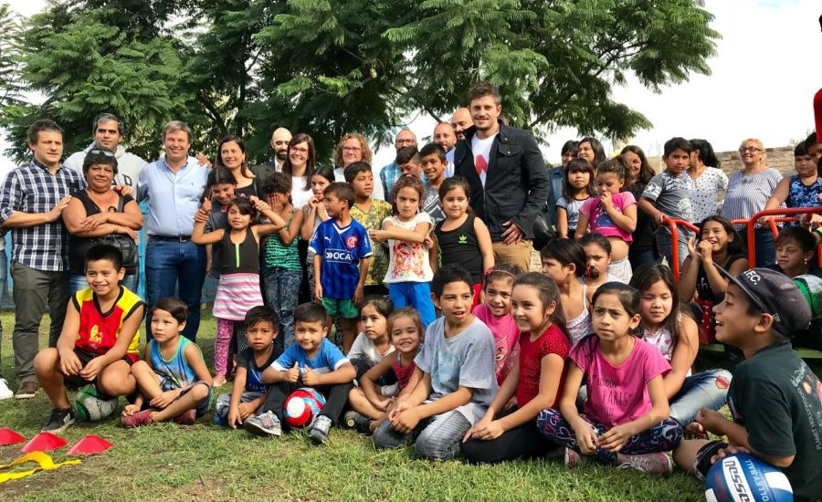 Cascallares junto a los chicos de la Casa de la Niñez en San José