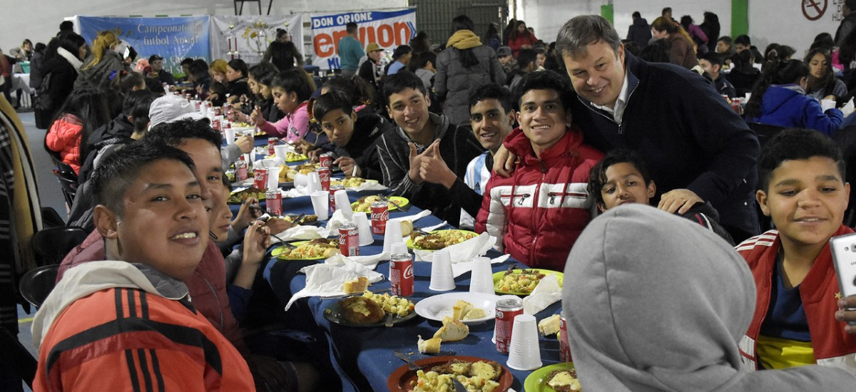 Cascallares junto a los jóvenes de los enviones comunitarios