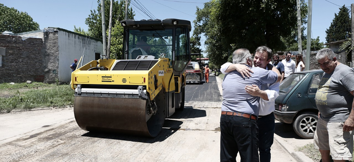 Cascallares recorrió obras hidráulicas y de asfalto en Longchamps