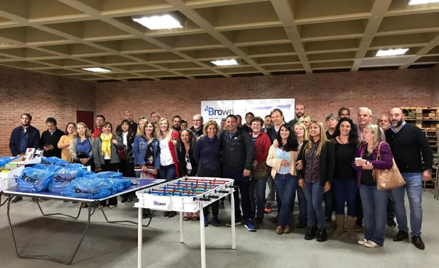 El municipio entregó materiales didácticos a las escuelas públicas de jornada completa del distrito