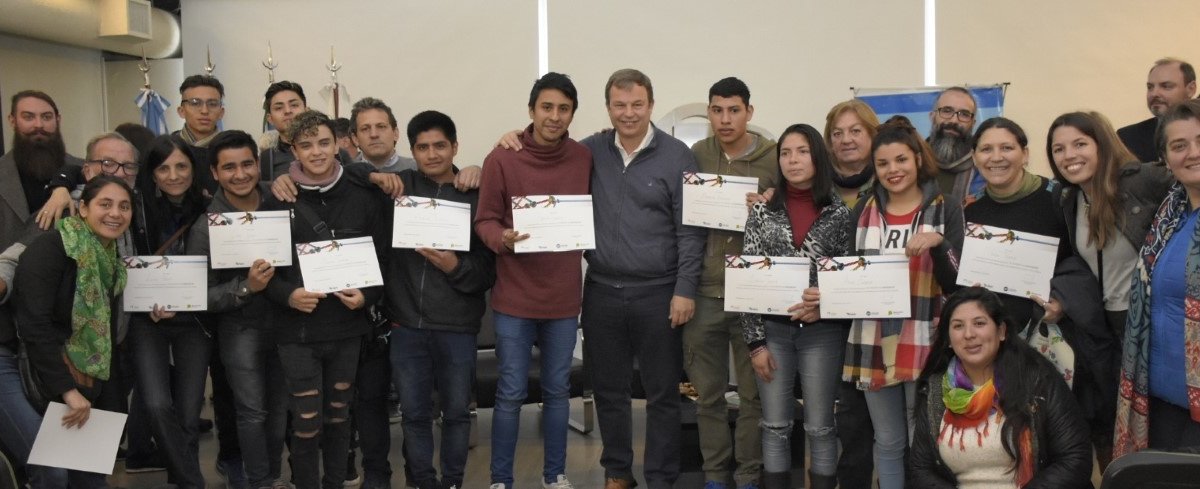 Cascallares junto a emprendedores que fueron capacitados en la gestión de sus proyectos