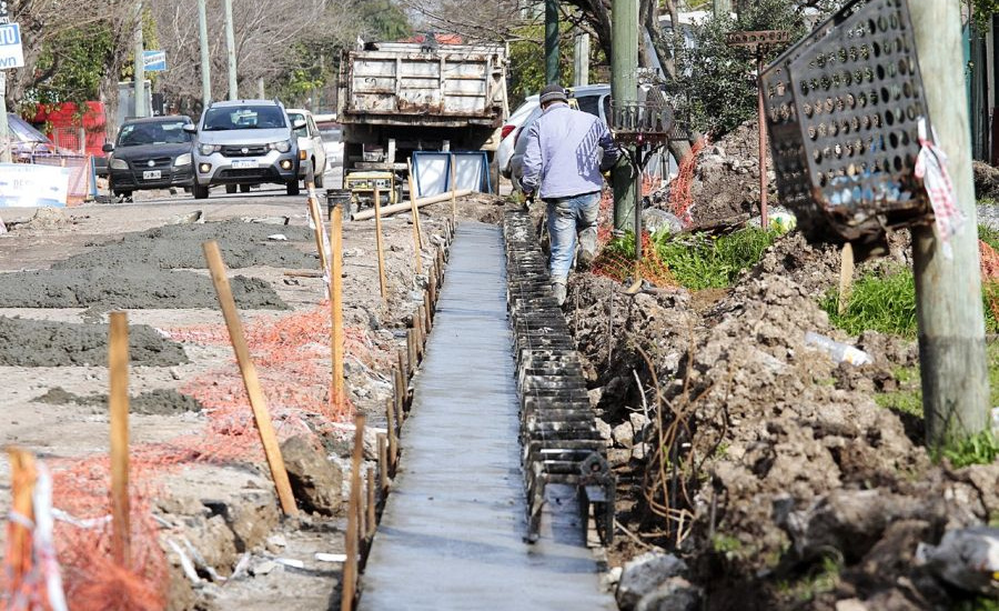 Los municipios de Brown y Lomas pavimentan más de 40 calles en la traza que divide ambos distritos