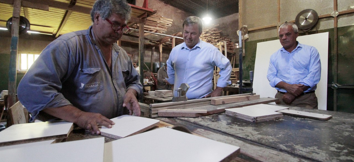 Cascallares recorrió el Polo Productivo donde el Municipio renueva el mobiliario de las escuelas
