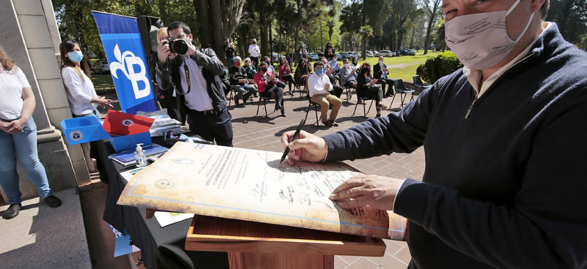 Conmemoraron el quinto aniversario de la Unab y colocaron una cápsula del tiempo