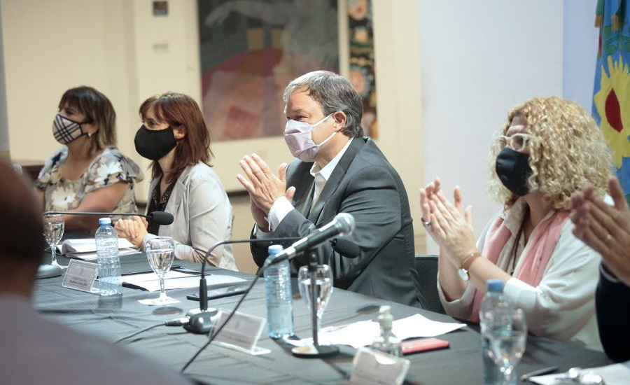 Junto a la ministra Ruiz Malec, Bracchi y Plaini, Cascallares puso en marcha el I Congreso de Educación