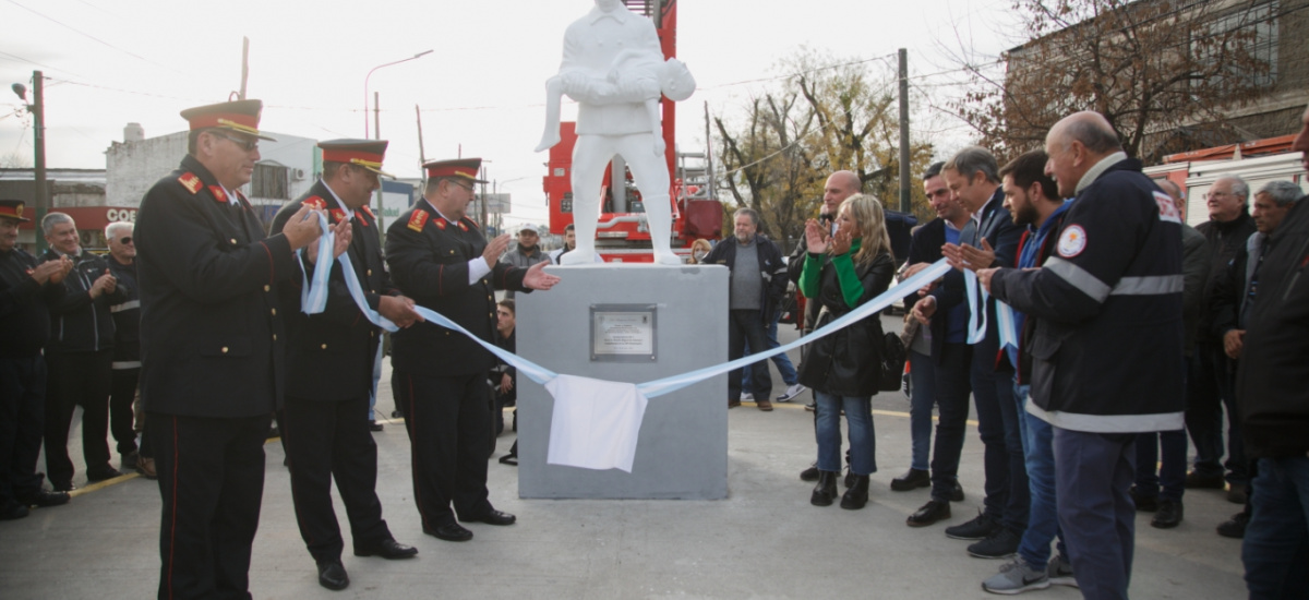 Inauguraron el primer Monumento al Bombero Voluntario en Almirante Brown