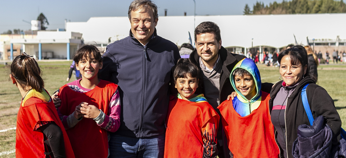 Cascallares y Fabiani junto a jóvenes que participaron en los Juegos Escolares Bonaerenses