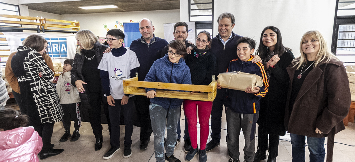 El Municipio y “Causa Común” entregaron bibliotecas a familias de Barrio Lindo