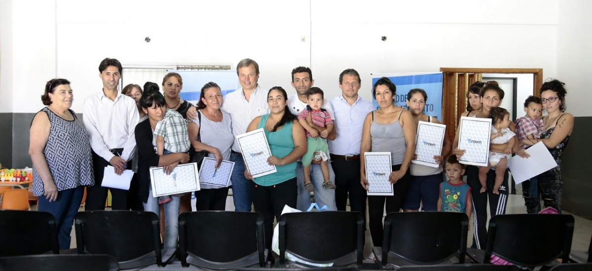 Cascallares junto a vecinos de Brown