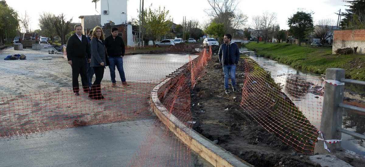 El intendente recorrió obras de asfalto y dialogó con los vecinos