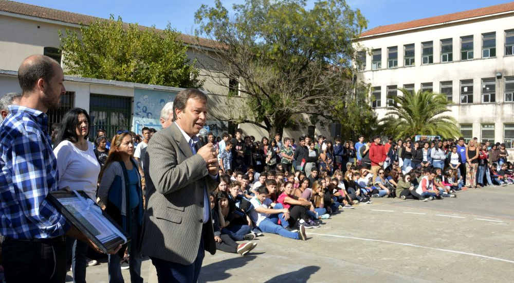 CASCALLARES EN EL HOMENAJE A LOS ESTUDIANTES DESAPARECIDOS DEL COLEGIO NACIONAL