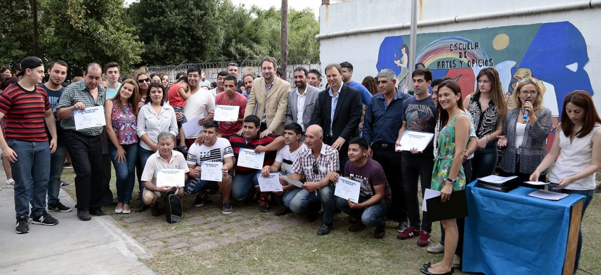 Cascallares entregó certificados en la Escuela de Artes y Oficios