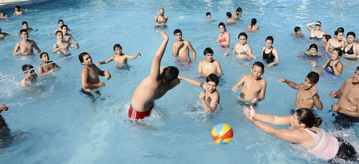 Miles de chicos disfrutan de la colonia municipal de verano en Brown