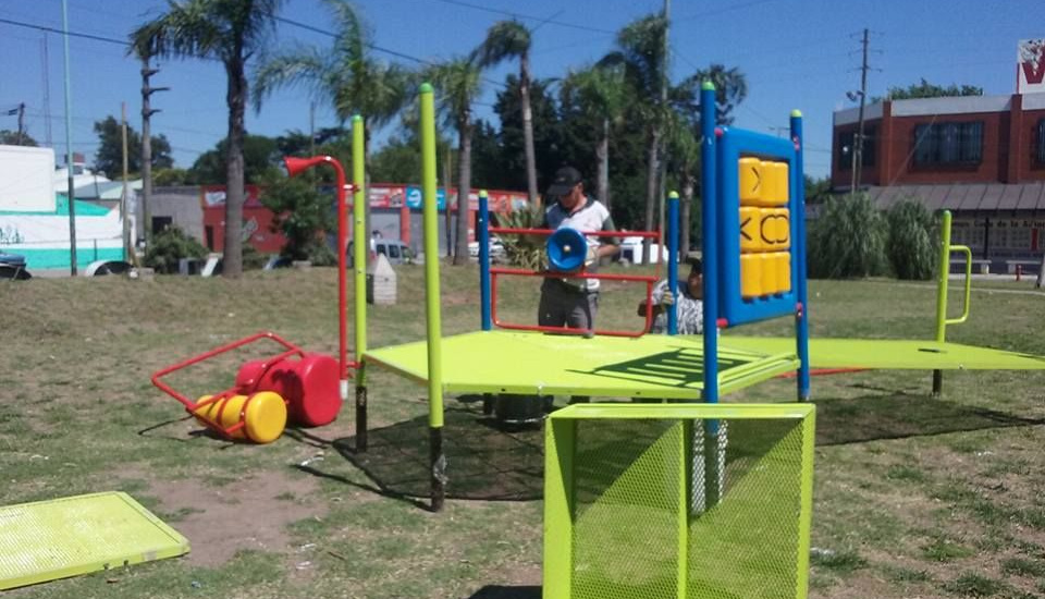Longchamps: el municipio instala juegos integradores y pone en valor la plaza Giacchetti