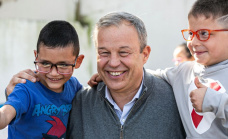 Cascallares encabezó una nueva entrega de anteojos junto a alumnos y alumnas de Longchamps