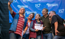 Alte Brown recibe la primavera con el concurso de manchas de Glew y la presentación de Peteco Carabajal